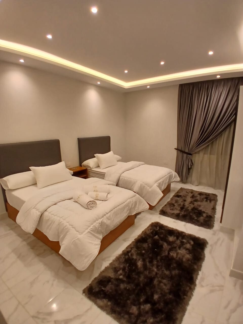 Twin bedroom — beds and dark headboards